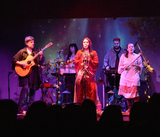 La banda argentina de World Music present su espectculo en el Teatro Mgico de Alparamis a sala llena con una puesta en escena que sorprendi a sus seguidores en un viaje mgico